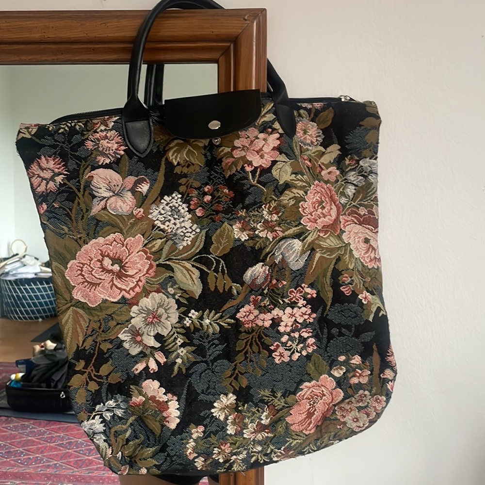 Signare brand hand held zipper foldable tapestry bag!